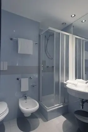 Üç Kişilik Oda, Sigara İçilmez