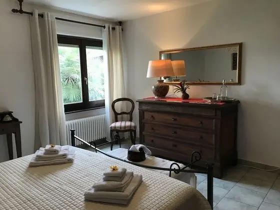 Tek Büyük Yataklı Oda, Ortak Banyo, Göl Manzaralı (America)