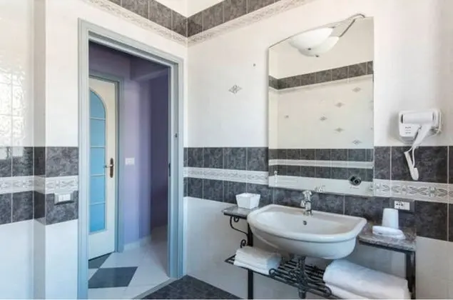 Üç Kişilik Oda, Deniz Manzaralı