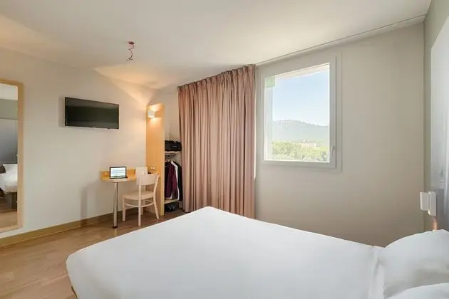 Tek Büyük Yataklı Oda, Engellilere Uygun, Sigara İçilmez