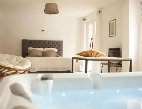Tek Büyük Yataklı Oda, Sıcak Su Havuzu (Estelle)