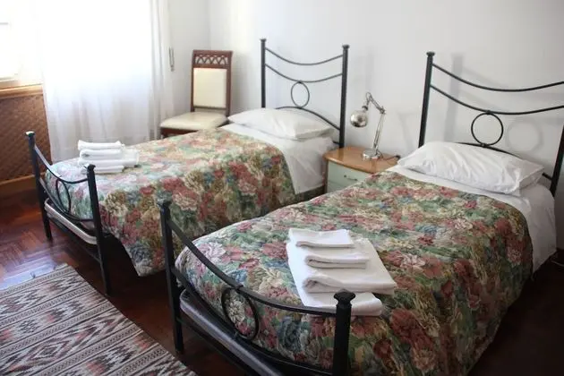 İki Ayrı Yataklı Oda, Ortak Banyo