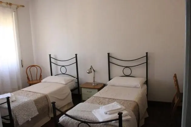 İki Ayrı Yataklı Oda, Ortak Banyo