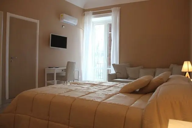 Junior Süit, 1 Büyük (Queen) Boy Yatak ve Çekyat