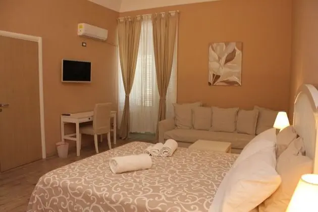 Junior Süit, 1 Büyük (Queen) Boy Yatak ve Çekyat