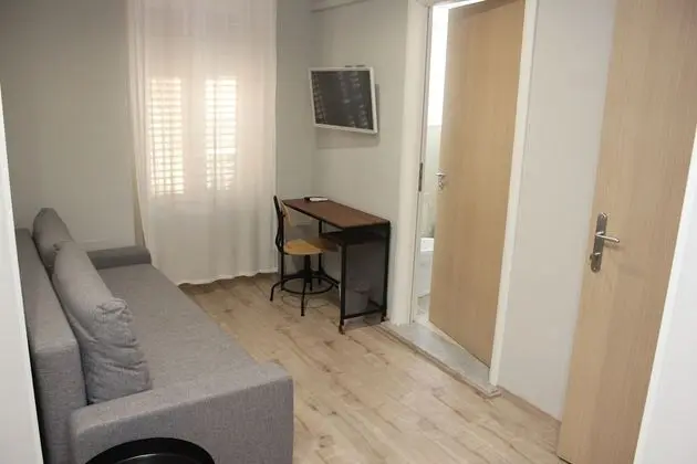 Üç Kişilik Oda, 1 Büyük (Queen) Boy Yatak ve Çekyat