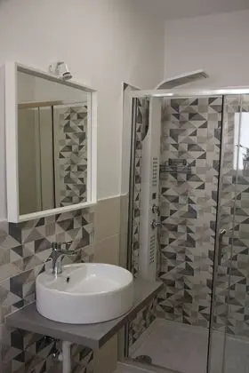 Üç Kişilik Oda, 1 Büyük (Queen) Boy Yatak ve Çekyat