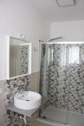 Üç Kişilik Oda, 1 Büyük (Queen) Boy Yatak ve Çekyat