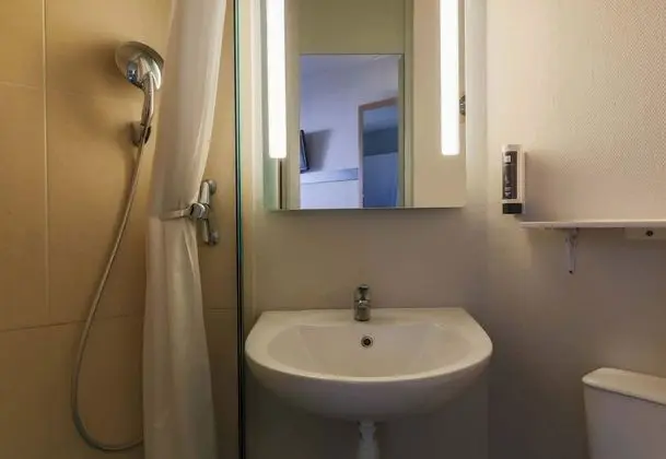 İki Ayrı Yataklı Oda, Sigara İçilmez