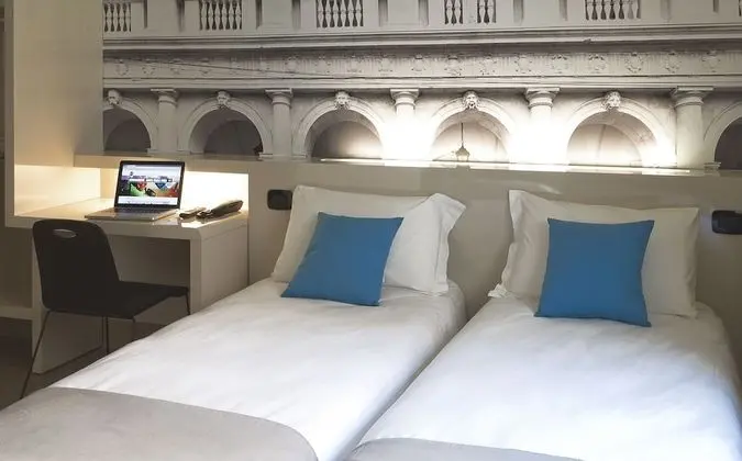 İki Ayrı Yataklı Oda, Sigara İçilmez