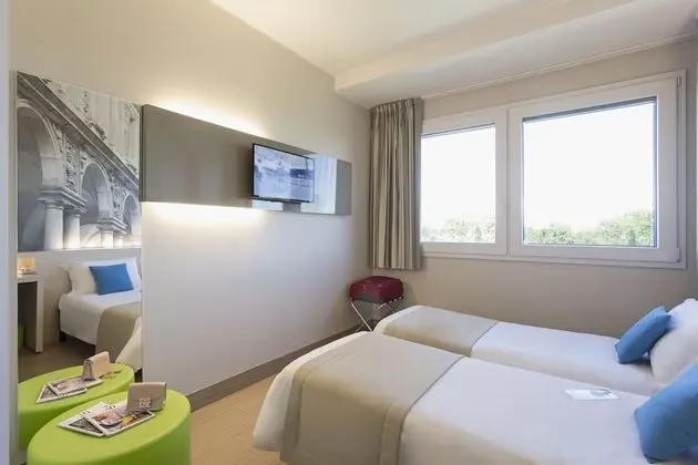 İki Ayrı Yataklı Oda, Sigara İçilmez