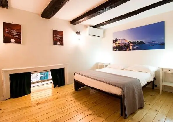 Tek Büyük Yataklı Oda (Porta S. Gennaro)