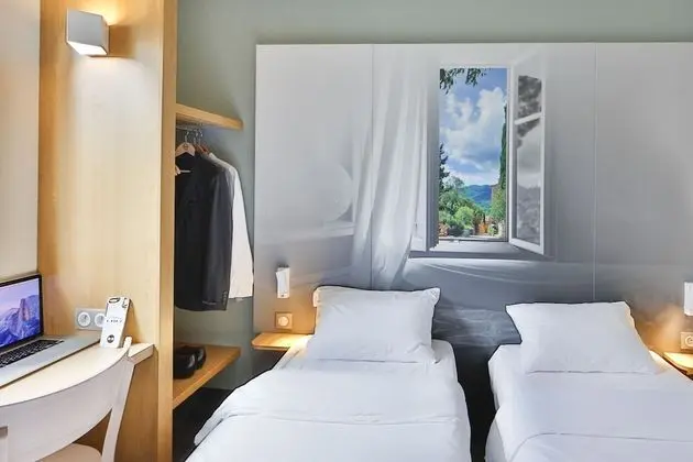 İki Ayrı Yataklı Oda, Sigara İçilmez