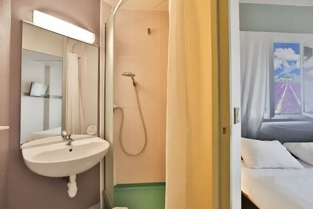 İki Ayrı Yataklı Oda, Sigara İçilmez