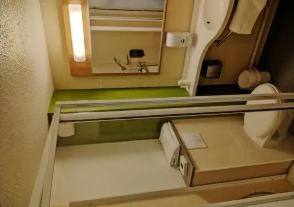 İki Ayrı Yataklı Oda, Sigara İçilmez