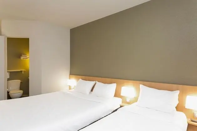 Üç Kişilik Oda, Sigara İçilmez