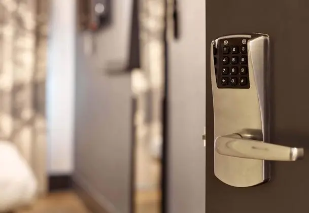 Dört Kişilik Oda, Sigara İçilmez