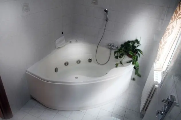 Üç Kişilik Oda, Ortak Banyo