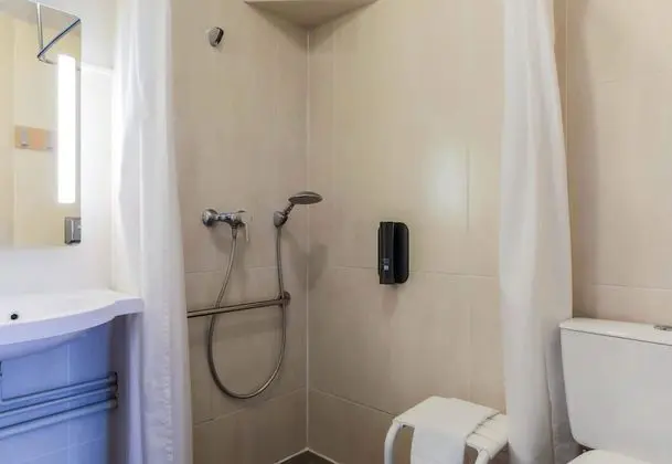 Tek Büyük Yataklı Oda, Engellilere Uygun, Sigara İçilmez