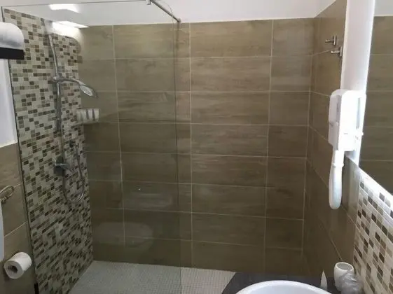 Basic Tek Büyük Yataklı Oda