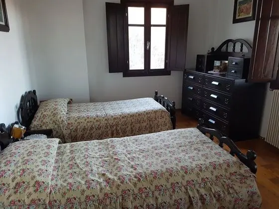 Tek Büyük veya İki Ayrı Yataklı Oda, Ortak Banyo