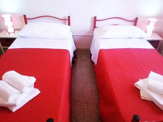 İki Ayrı Yataklı Oda, Ortak Banyo (external)