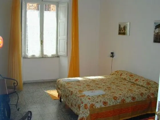 Tek Büyük veya İki Ayrı Yataklı Oda, Ortak Banyo