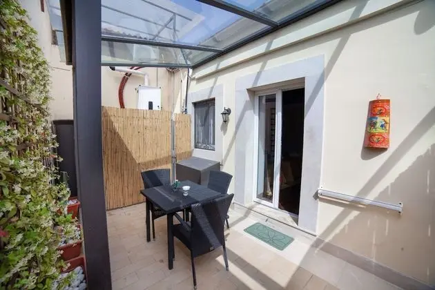 Üç Kişilik Oda, Veranda