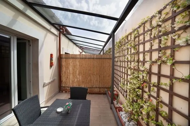 Üç Kişilik Oda, Veranda