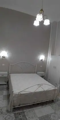 Üç Kişilik Oda, Avlu Manzaralı