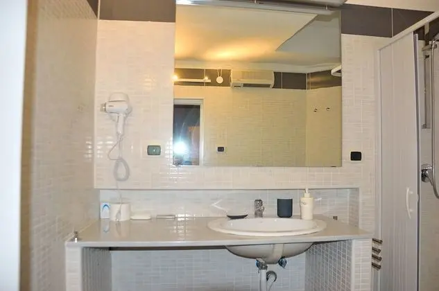 Üç Kişilik Oda, Ortak Banyo