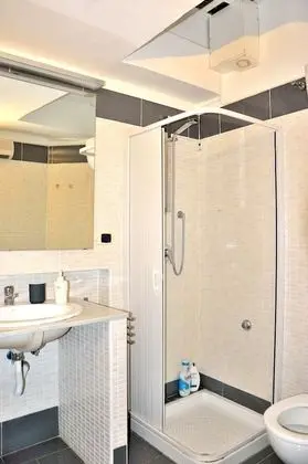 Üç Kişilik Oda, Ortak Banyo