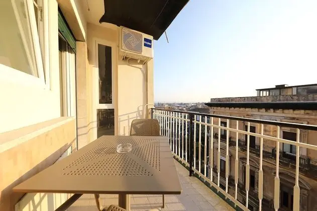 Tek Büyük veya İki Ayrı Yataklı Oda, Balkon