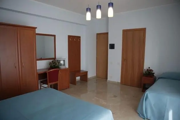 Üç Kişilik Oda
