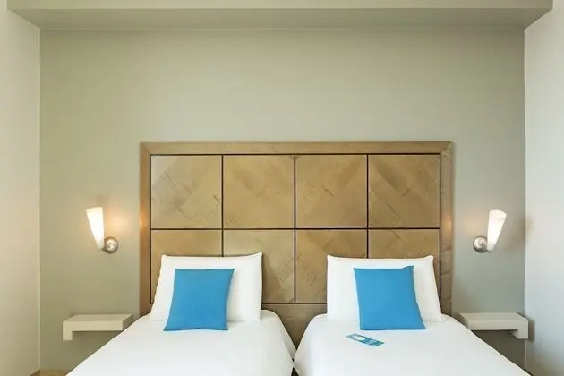 İki Ayrı Yataklı Oda, Sigara İçilmez