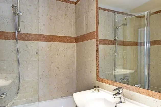 İki Ayrı Yataklı Oda, Sigara İçilmez