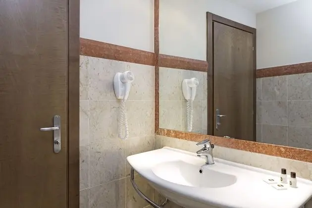 İki Ayrı Yataklı Oda, Sigara İçilmez