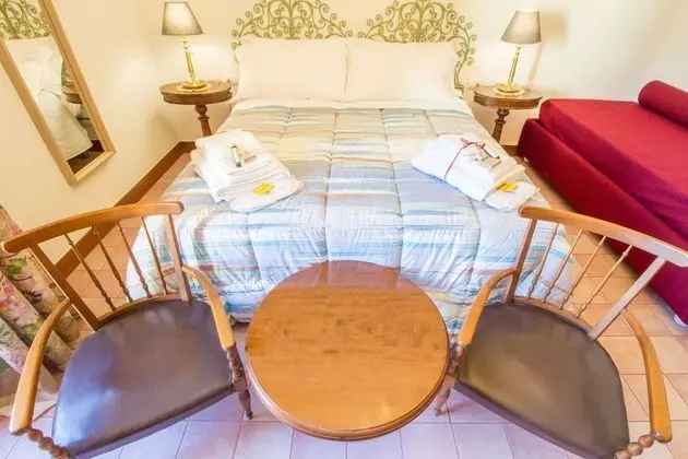 Comfort Üç Kişilik Oda, 1 Büyük (Queen) Boy Yatak, Özel Banyo, Bahçe Manzaralı (Petraia)