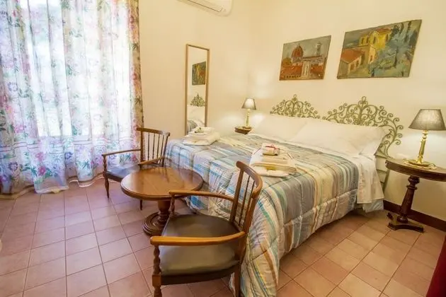 Comfort Üç Kişilik Oda, 1 Büyük (Queen) Boy Yatak, Özel Banyo, Bahçe Manzaralı (Petraia)