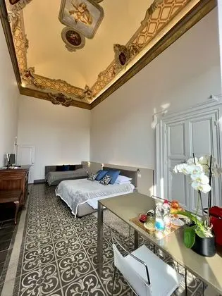 Luxury Oda