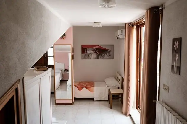 Üç Kişilik Oda (  1  )