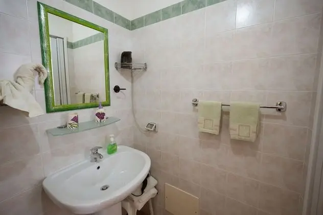 Üç Kişilik Oda (  1  )