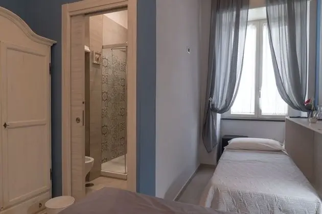 Basic Üç Kişilik Oda, Avlu Manzaralı (Shabby room)