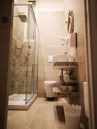 Basic Üç Kişilik Oda, Avlu Manzaralı (Shabby room)