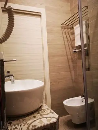 Basic Üç Kişilik Oda, Avlu Manzaralı (Shabby room)