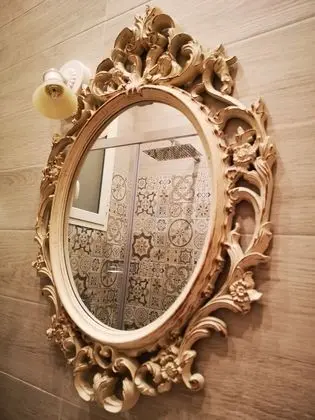 Basic Üç Kişilik Oda, Avlu Manzaralı (Shabby room)