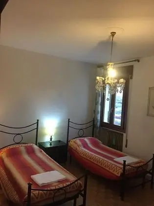 Tek Büyük veya İki Ayrı Yataklı Oda, Ortak Banyo