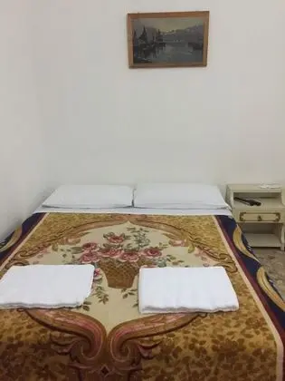Tek Büyük veya İki Ayrı Yataklı Oda, Ortak Banyo