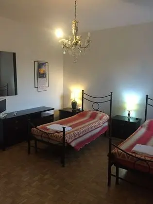 Tek Büyük veya İki Ayrı Yataklı Oda, Ortak Banyo
