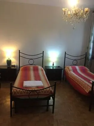 Tek Büyük veya İki Ayrı Yataklı Oda, Ortak Banyo